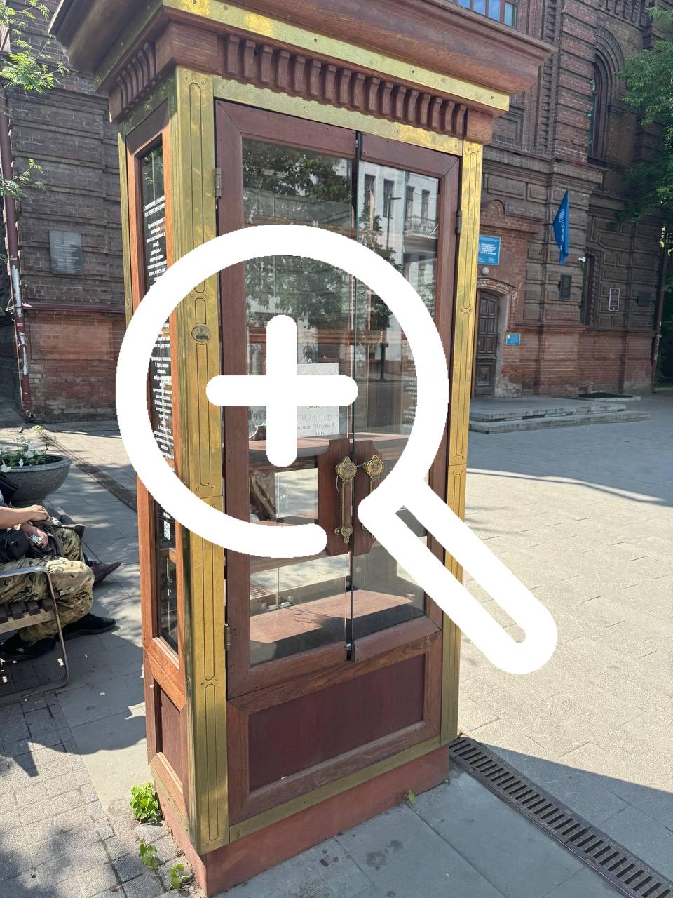 Вандалы вновь сломали книжный шкаф в центре Красноярска...