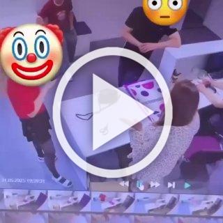 Женщина устроила скандал в ПВЗ из-за откровенного...