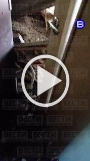 Потолок вместе с несущей балкой рухнул в одну из квартир в двухэтажном доме на Бурденко в Новосибирске, лишь чудом никто не пострадал