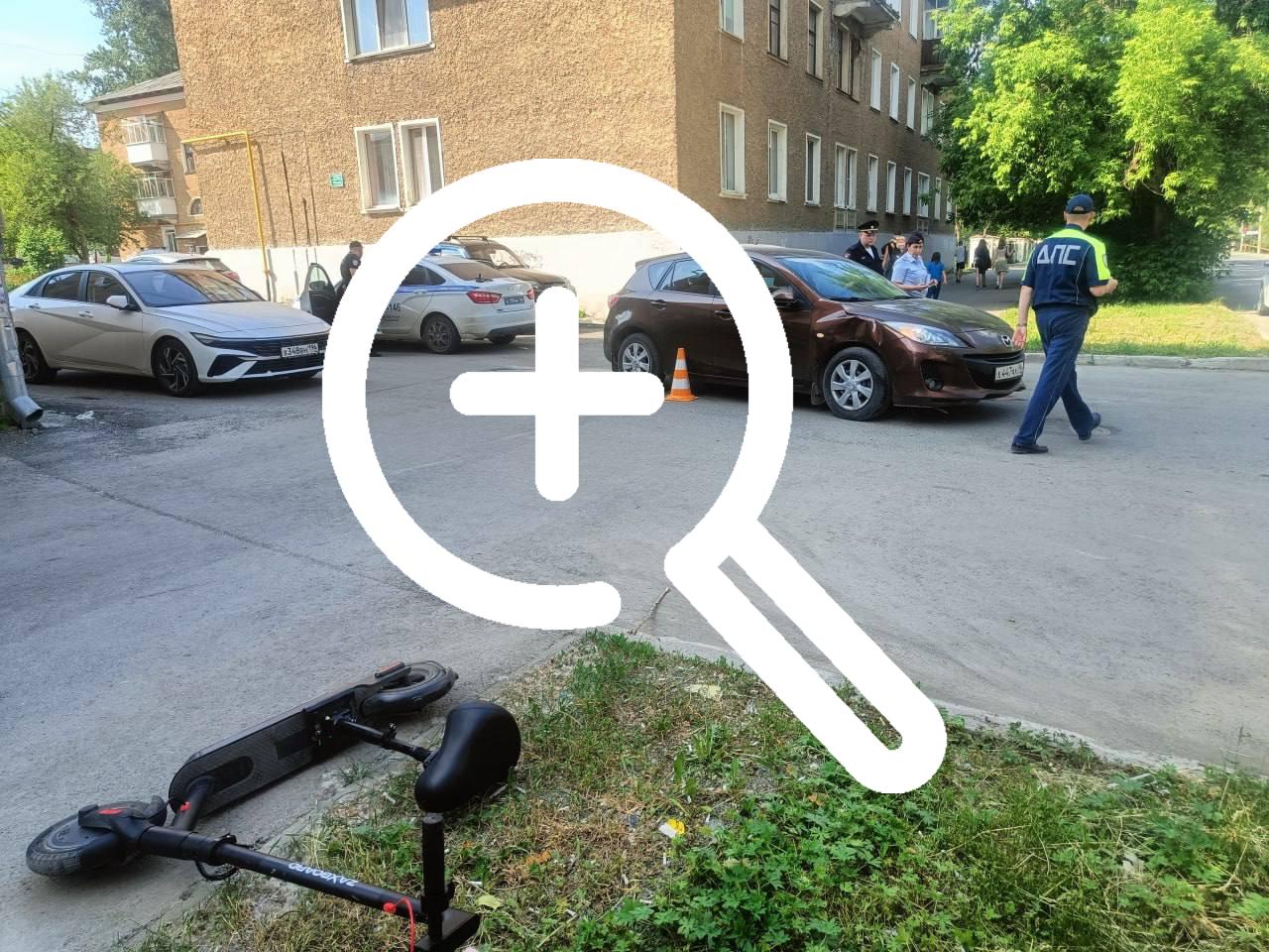 В Ревде Mazda сбила двух девочек на электросамокате...