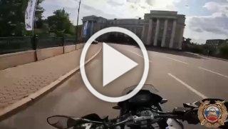 Пьяная дама с ребенком в машине чуть не сбила мотоциклиста в центре Иркутска