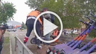 Мэрия Абакана вывозит с улиц нелегальные электросамокаты.