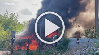 Брошенные автобусы горят на стоянке в Солнечном, пожарные...