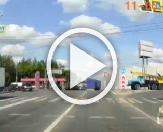 В Раменском на перекрестке неудачно повернул синий...
