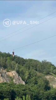 Девушка неудачно покаталась на зиплайне на популярной базе «Ташлы» в 15 километрах от Уфы.