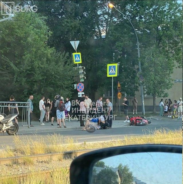 На перекрестке Бакинских Комиссаров - Калинина авария с...