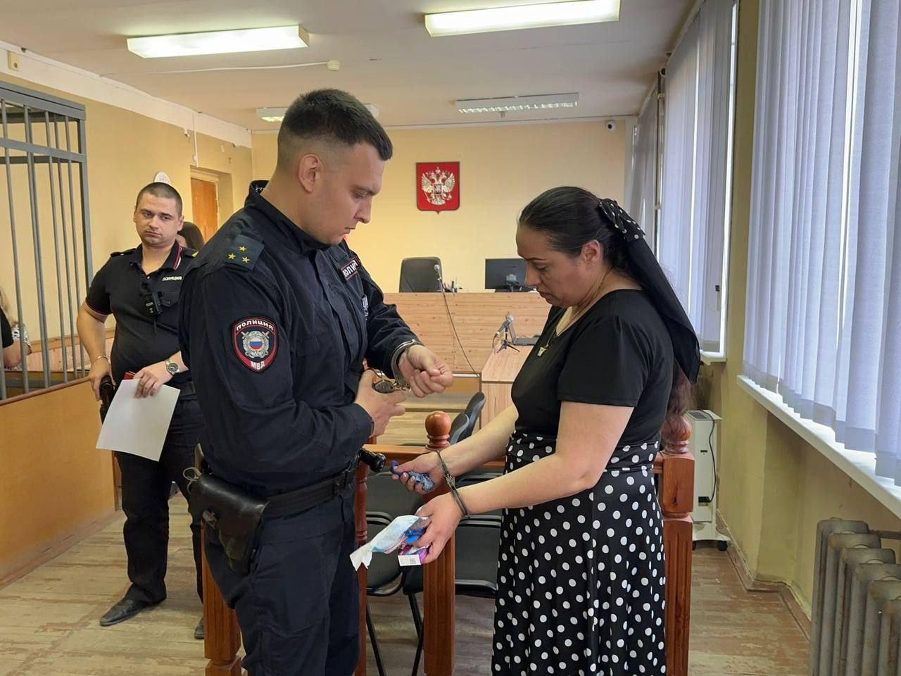 Четверых мошенниц осудили за кражу у пенсионерки под...