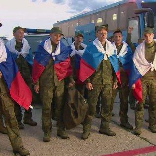 «Мам, я дома!»: вторая группа военнопленных вернулась в Россию в рамках обмена с Украиной