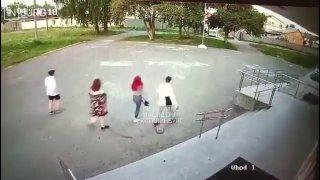 Возле школы №127 на улице Акулова подростки стащили флаг...