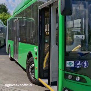 В Екатеринбург прибыли первые 5 автобусов-«гармошек»