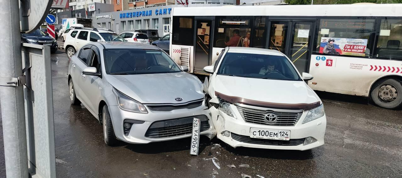 Высотная - Гусарова. Автоледи на Камри проехала на...