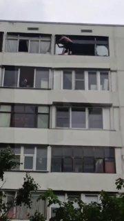 Пьяный сверхразум из московского Бибирево прямо сейчас висит на фасаде своего дома — полицейские и спасатели уговаривают его залезть обратно