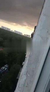 Пьяный сверхразум из московского Бибирево прямо сейчас висит на фасаде своего дома — полицейские и спасатели уговаривают его залезть обратно