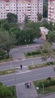 «Циркачи» на одном колесе рассекают по кругу уже два...