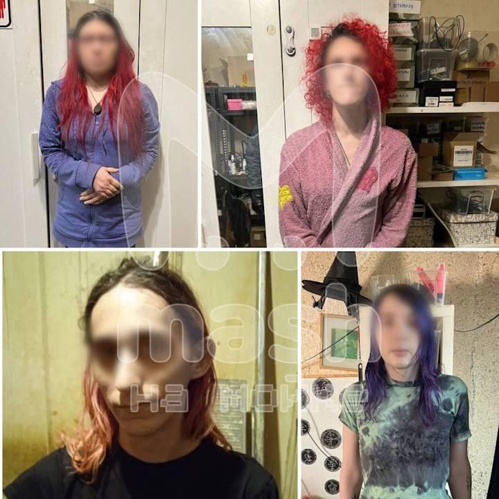 Коллекция резиновых интимных игрушек, гардероб эротических костюмов, куклы вуду и многое другое нашли в квартире на Сикейроса, оборудованной под порностудию с тематикой запретного ЛГБТ*.