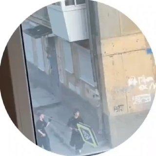 Двое гавриков стащили дорожный знак в Орджоникидзевском...