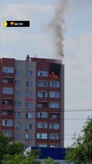 Квартира загорелась на самом верхнем этаже многоэтажки на...