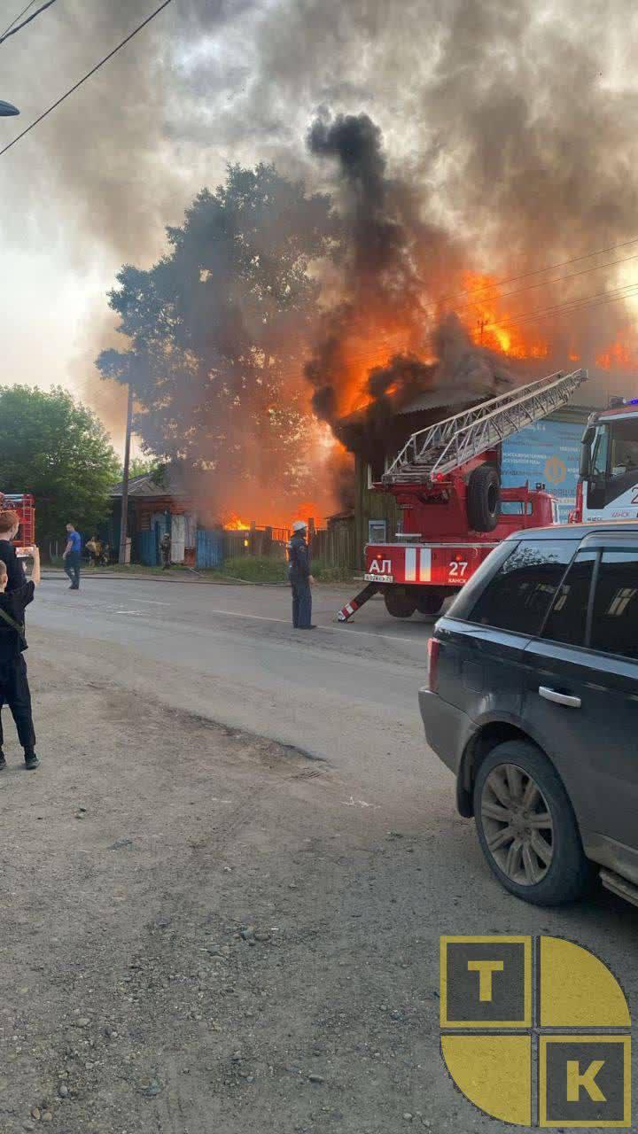 Горит двухэтажное здание на ул. Московской, около...