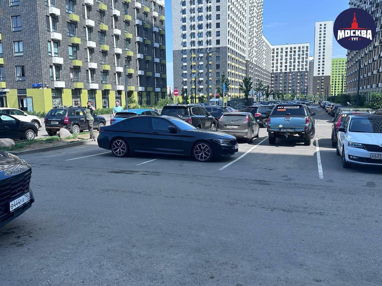 Водитель иномарки в ЖК «Бутово парк» наглядно показал, как парковаться точно не нужно