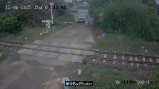 В Азии мужчины на мопеде хотели проскочить перед поездом, но погибли