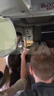 🇬🇪Пассажиры рейса «Москва – Тбилиси» отказались покидать самолет: они не могут добраться до Грузии уже более 14 часов.