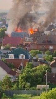 Два частных дома загорелись утром по адресу 2-я...