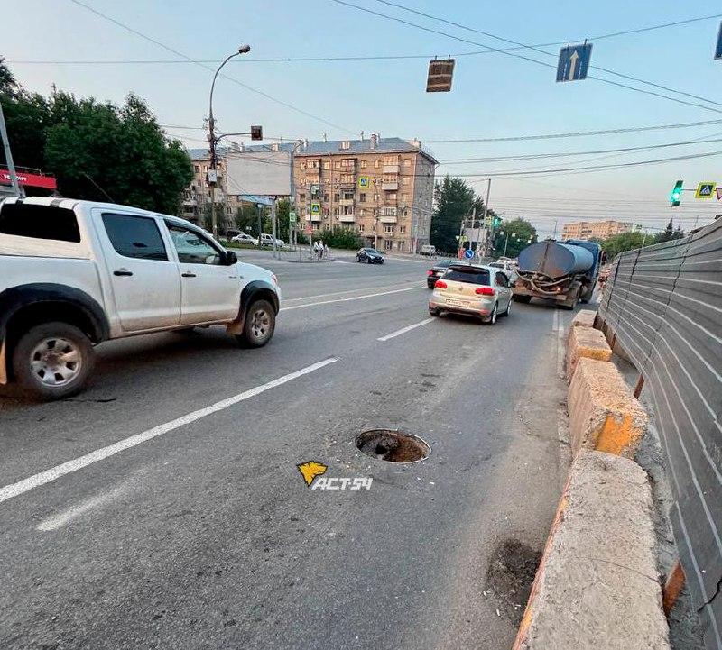 На улице Сибиряков-Гвардейцев у пересечения с Немировича-...