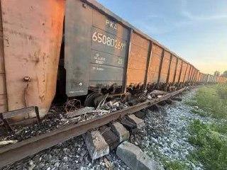 Семь вагонов с углём сошли с рельсов на станции...