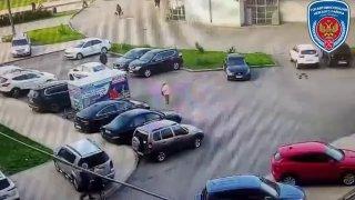 80-летнюю женщину сбил водитель автомобиля на парковке у...