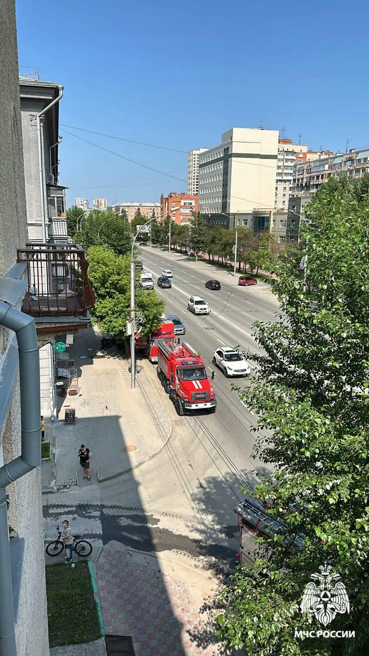 5 человек эвакуировали сотрудники МЧС России во время пожара в Дзержинском районе