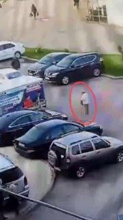 В Питере водитель сбил 80-летнюю женщину на парковке и скрылся