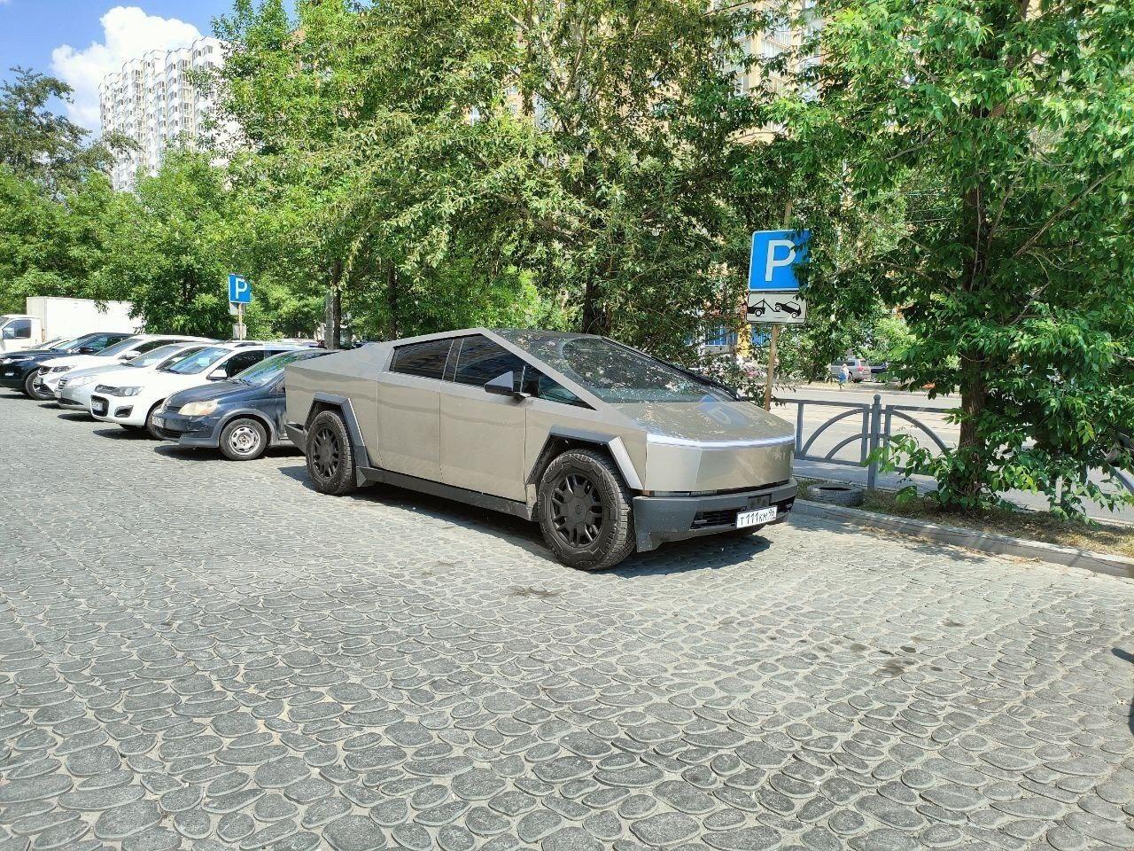 Машина за 15 миллионов рублей перегородила сразу три...
