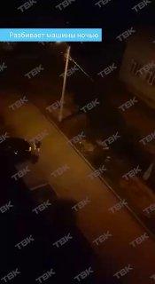 В Красноярске дамочка крушила чужие машины, потому что они были похожи на автомобиль ее бывшего.