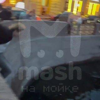 Две бесстрашные русалки искупались в Мойке, сиганув с...