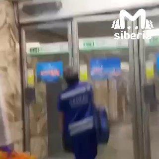 На место уже прибыли сотрудники скорой помощи. 🌇...