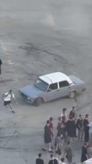 На парковке гипермаркета Лента на Родниках юные жители города устроили показательные выступления на автомобилях