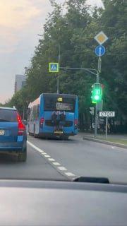 Двух подростков, которые повисли на задней части...