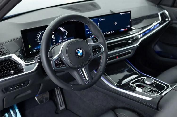 4,4-литровым V8 на 530 сил, а внешне отличий от обычного M60i не так много. Но если приглядеться, то можно заметить толстые канты стёкол и усиленные колёса.