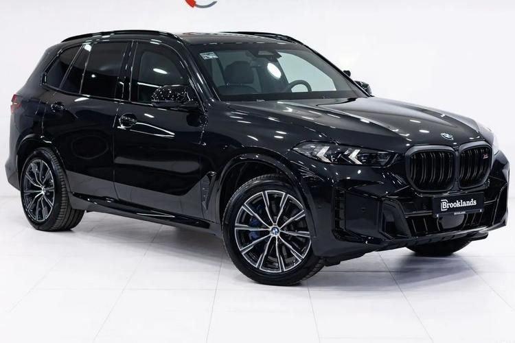 4,4-литровым V8 на 530 сил, а внешне отличий от обычного M60i не так много. Но если приглядеться, то можно заметить толстые канты стёкол и усиленные колёса.
