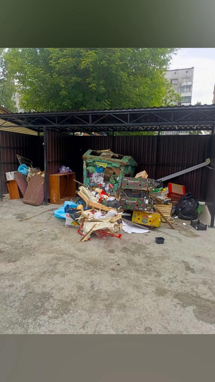 На Никитина, 62, двор в ужасном состоянии: мусорка —...