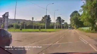 Юный велосипедист едва не попал под колëса автомобиля в...