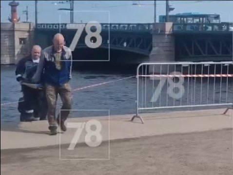 В Санкт-Петербурге из Невы выловили труп обнаженной 20-летней студентки с множественными следами повреждений.