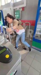 В Подмосковье дружинник схватил жительницу Бурятии, перепутав её с мигранткой — делом занялся СК