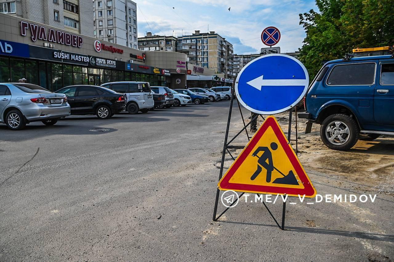 В сквере возле храма Почаевской иконы Божьей матери продолжаются работы по благоустройству