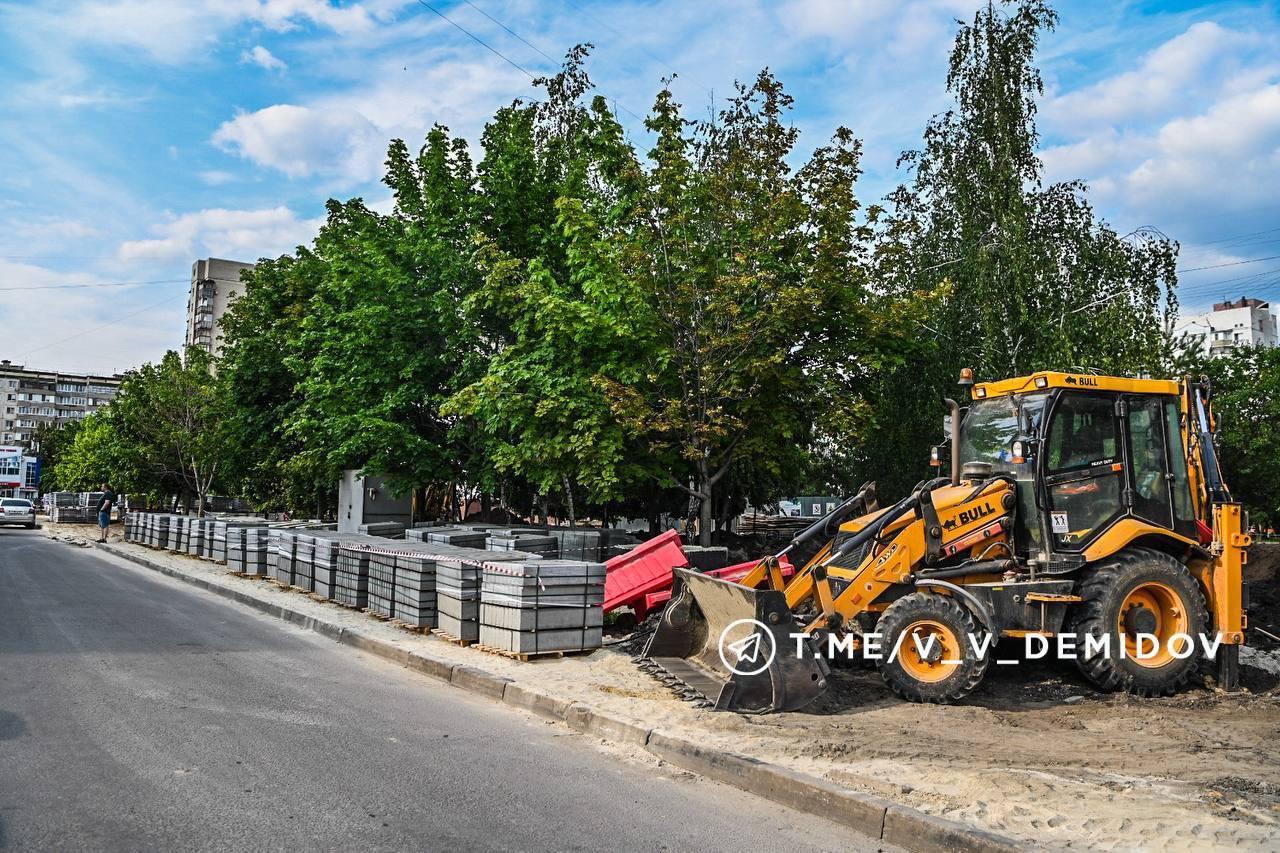 В сквере возле храма Почаевской иконы Божьей матери продолжаются работы по благоустройству