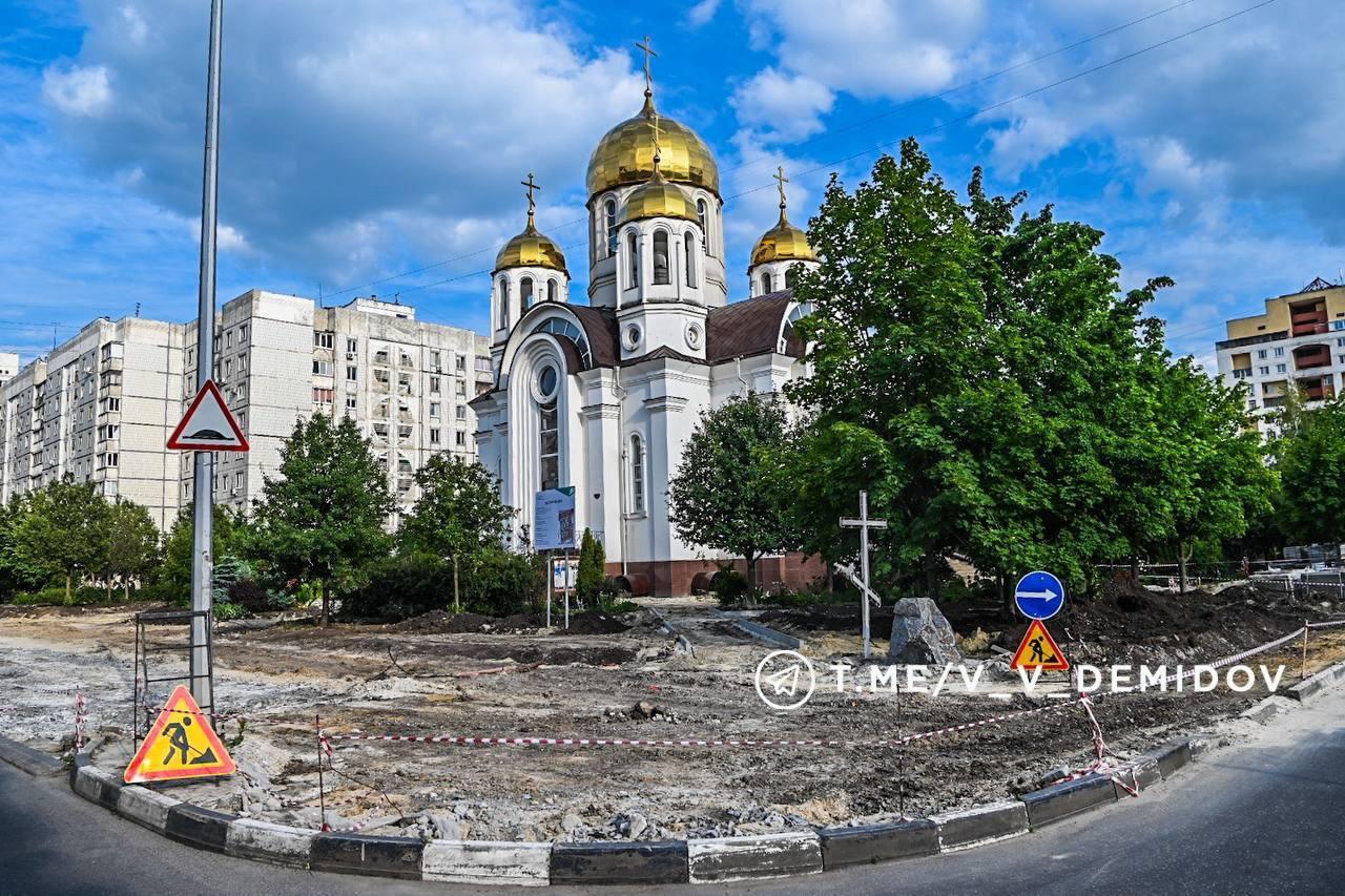В сквере возле храма Почаевской иконы Божьей матери продолжаются работы по благоустройству
