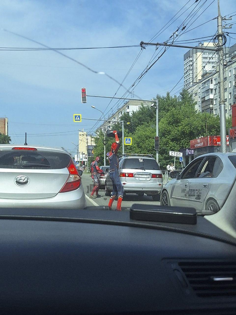 Человек-паук, да еще и не один, засветился на дорогах Новосибирска
