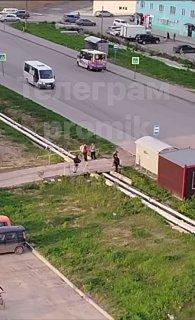 На остановке цветущая Плющиха находятся открытые траншеи...