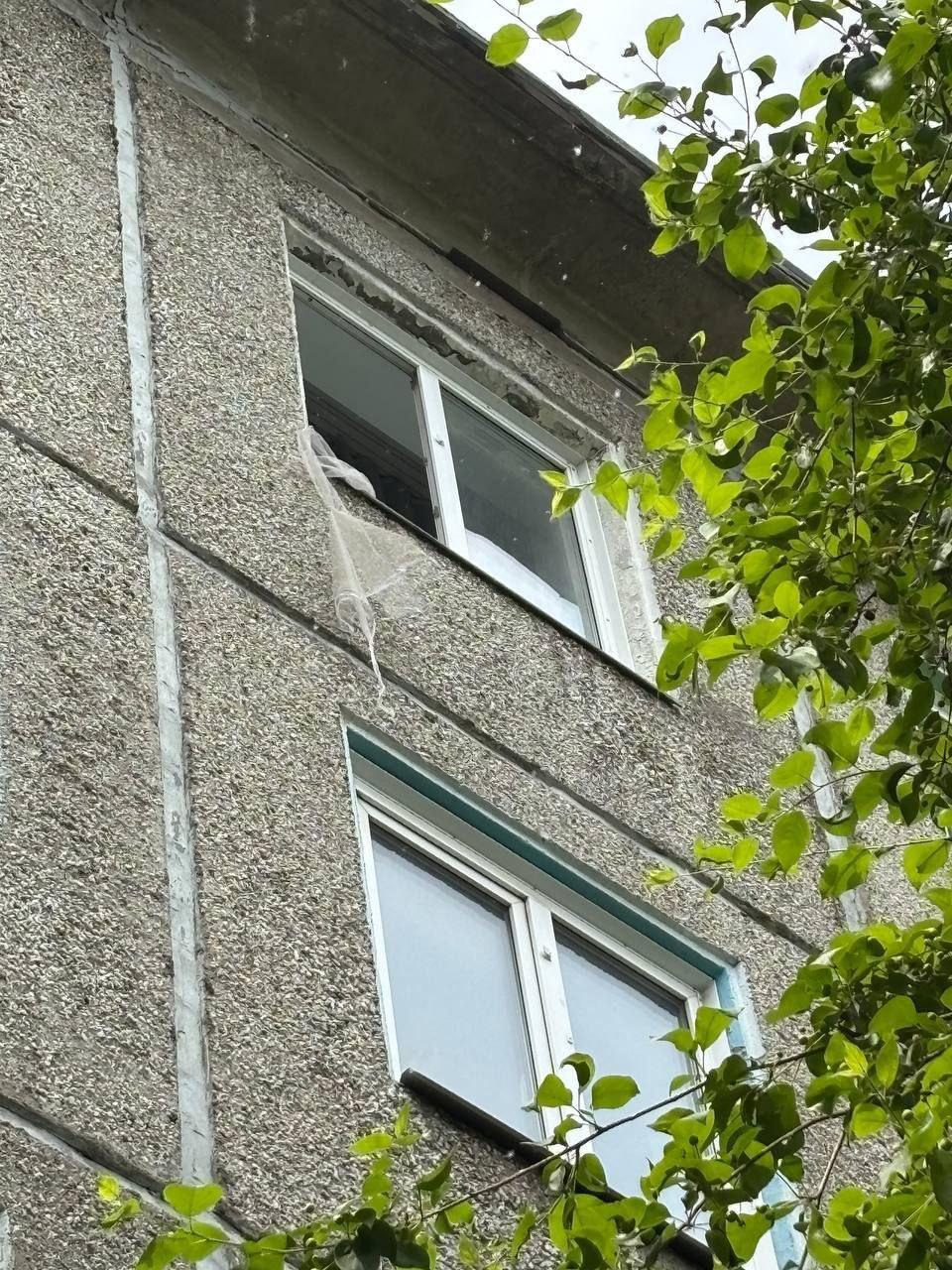 Четырехлетняя девочка разбилась насмерть, выпав из окна 5-го этажа в Ачинске.