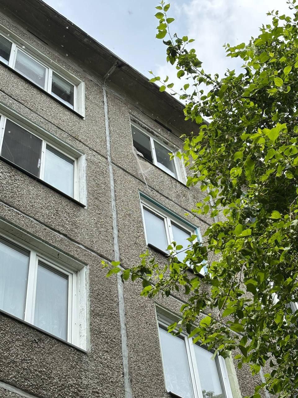 Четырехлетняя девочка разбилась насмерть, выпав из окна 5-го этажа в Ачинске.